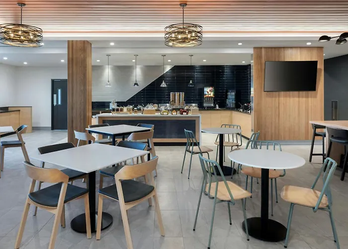 Hotel Fairfield By Marriott & *